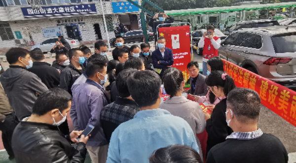 向群眾普及憲法精神和環(huán)保法律知識.jpg