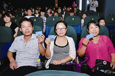 來深建設(shè)者手持“愛心卡”開心看電影。深圳僑報記者 鐘致棠 攝
