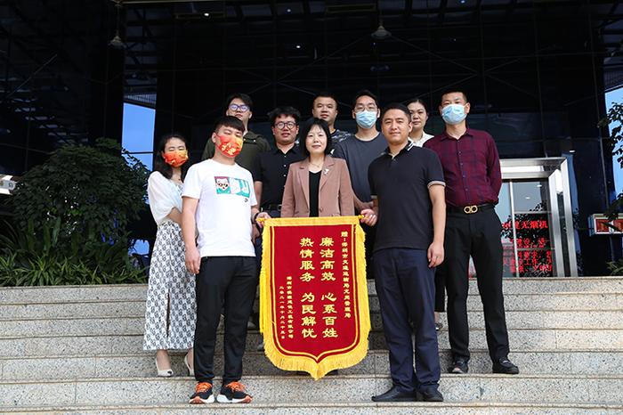深圳市交通運(yùn)輸局龍崗管理局獲贈(zèng)“廉潔高效 心系百姓 熱情服務(wù) 為民解憂”錦旗.jpg