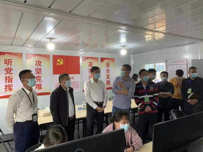 市交通運(yùn)輸局副局長徐煒赴龍崗區(qū)平湖南綜合接駁站調(diào)研.jpg